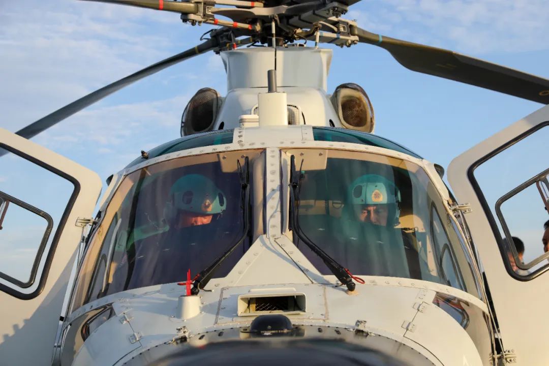 南部战区海军航空兵某部联合某舰艇支队开展多课目舰机联合训练