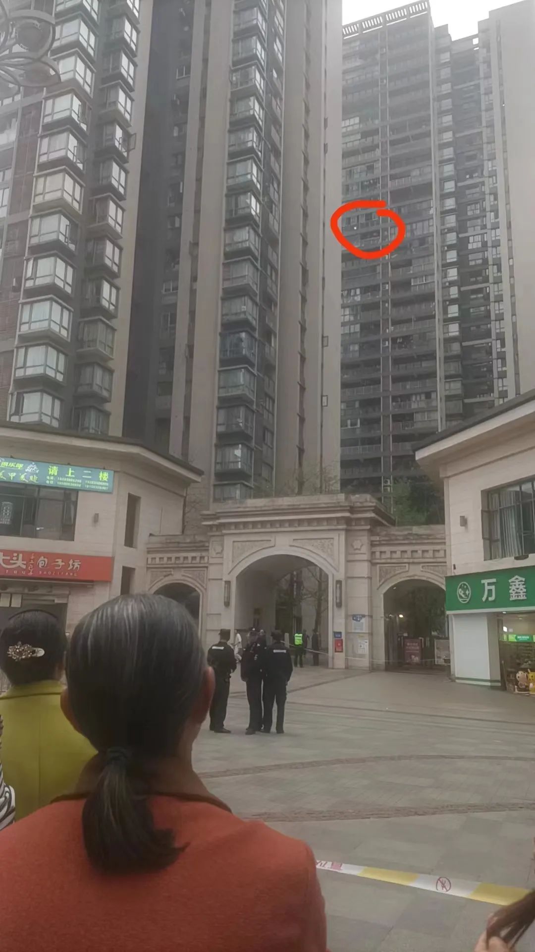 重庆警方回应小孩被扔下高楼