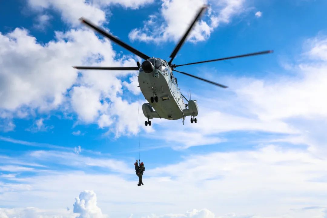 南部战区海军航空兵某部联合某舰艇支队开展多课目舰机联合训练