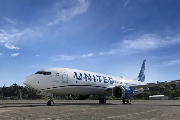 美联航一波音737客机在空中起火