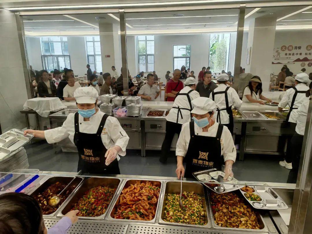 数千名游客挤满政府食堂！米饭蒸了1000多斤，饭碗都不够了……