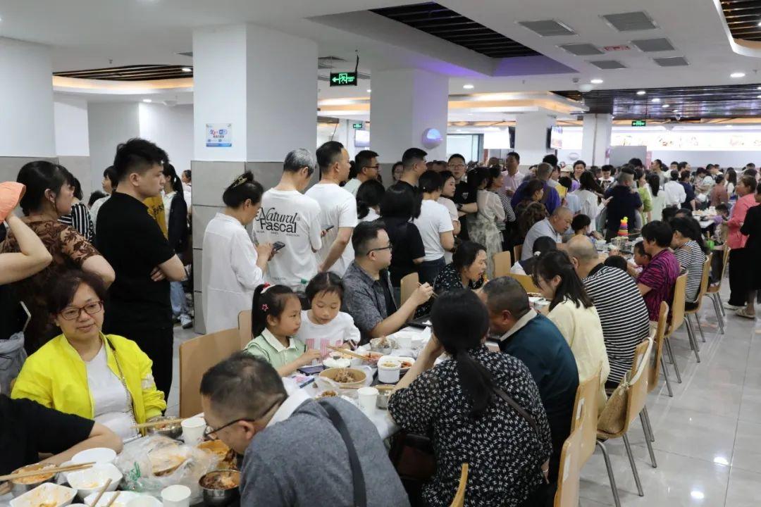 数千名游客挤满政府食堂！米饭蒸了1000多斤，饭碗都不够了……