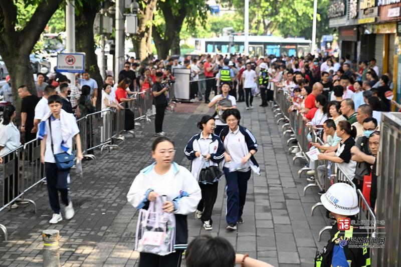 福建高考作文题出炉，AI秒答！你觉得能得几分？
