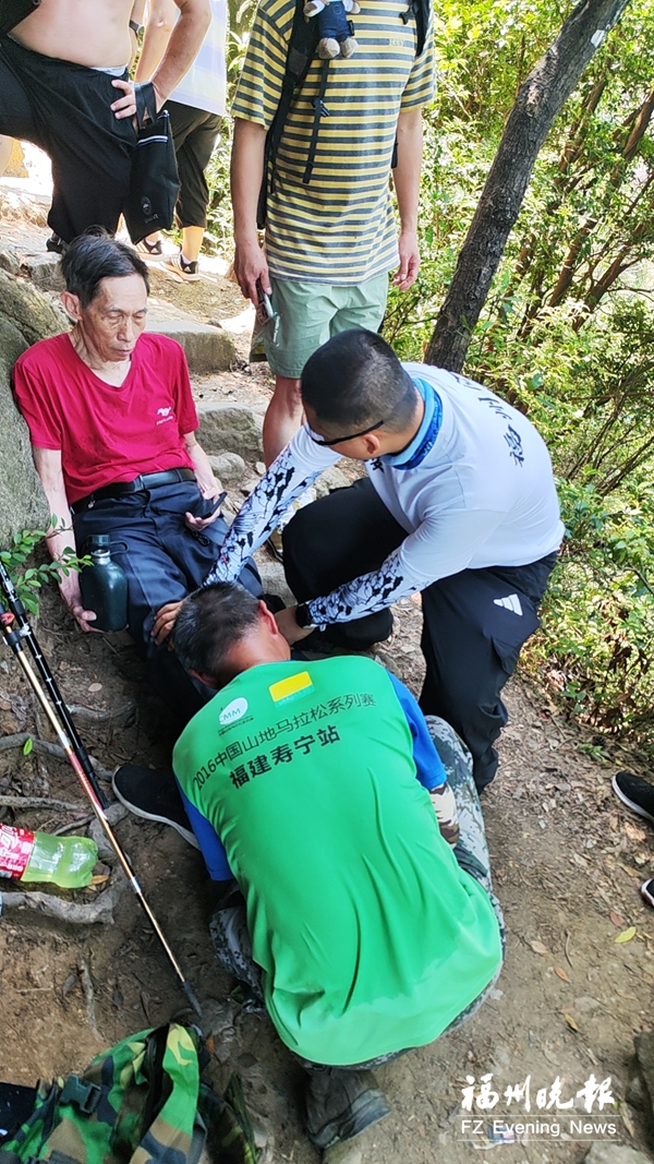 79岁老人登山路上跌坐峭壁边 马尾退役军人选择“我来背他”