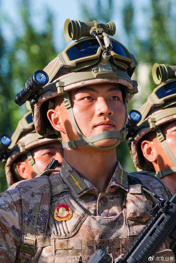 当年汶川男孩 如今受阅军官