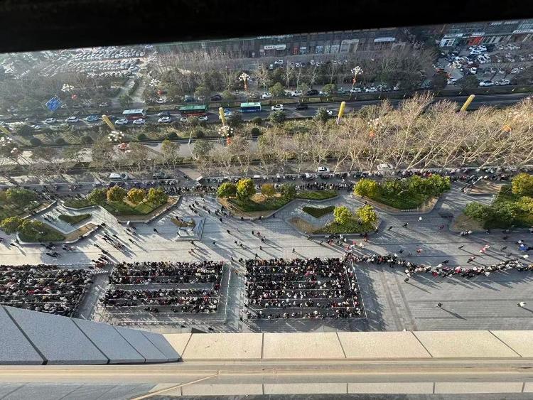 胖东来恢复营业首日客流量爆满，有顾客凌晨5点开车排队 客服：超市已限流