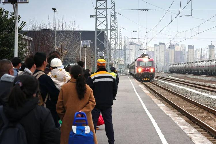 网友：误入全国最小火车站？