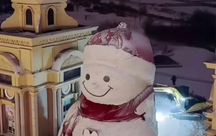 哈尔滨19米高网红大雪人打卡78天终于“下班”