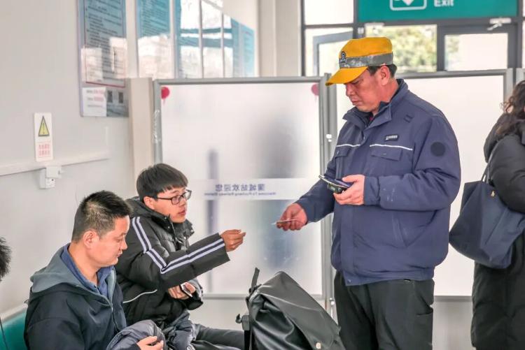 网友：误入全国最小火车站？