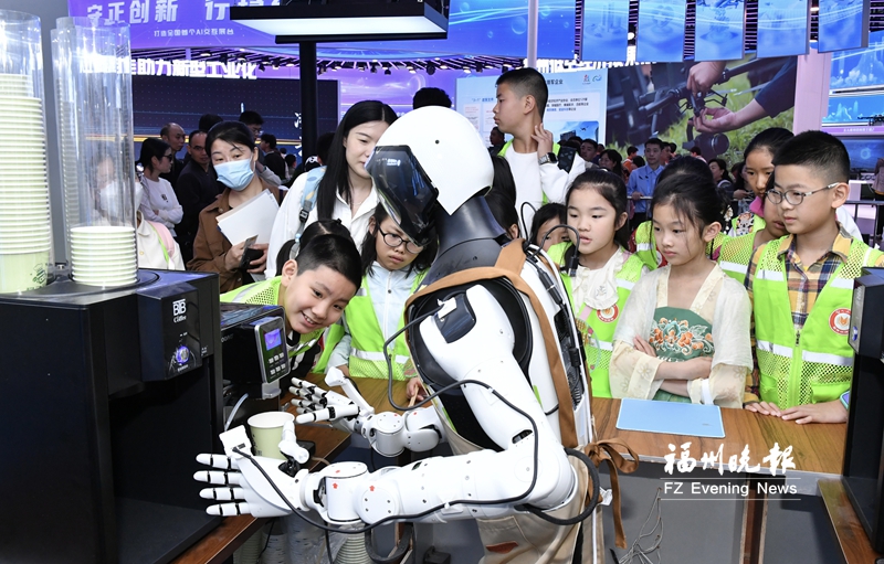 福州晚报写作训练营走进数字峰会体验区：探秘数字奇境 执笔筑梦未来
