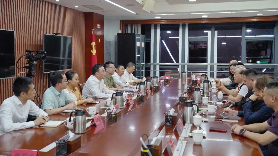 福州高新区管委会主要领导与台商考察团一行座谈交流