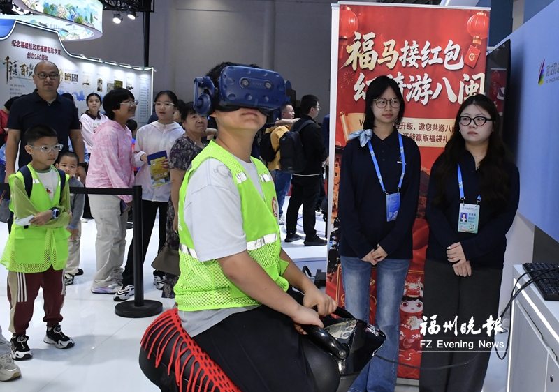 福州晚报写作训练营走进数字峰会体验区：探秘数字奇境 执笔筑梦未来