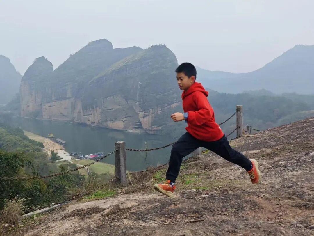 爬遍福建名山！长乐“小孩哥”火了，“社恐变社牛”！