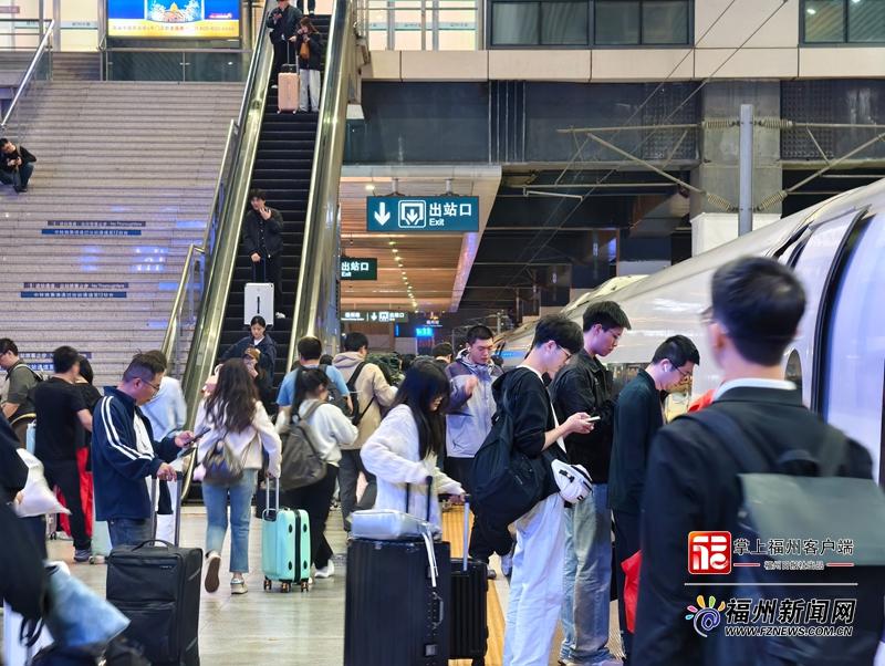 假期首日迎客流峰值 福州火车站单日旅客发送量破纪录