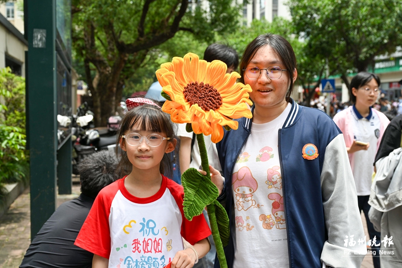 学子奔赴考场 全城花式应援