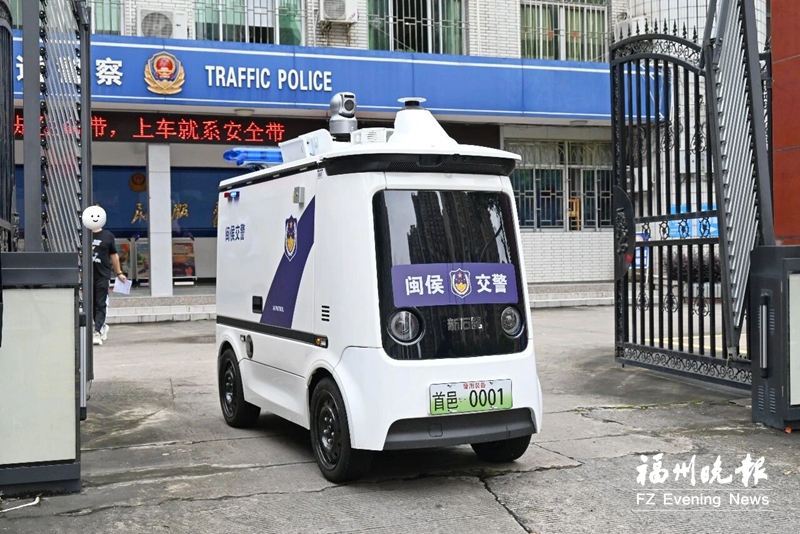 闽侯AI无人安防巡逻车上路“执勤”