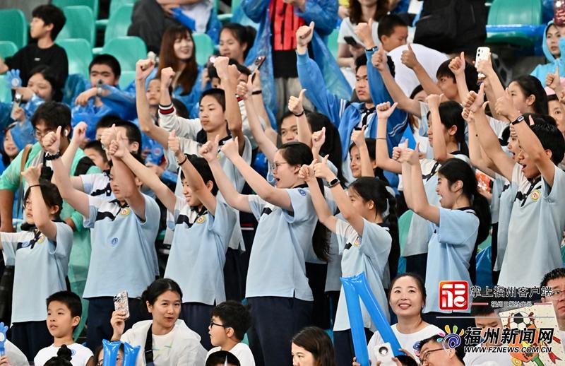 同一片天空下，为福州队加油——福州特教学校学生走进闽超现场
