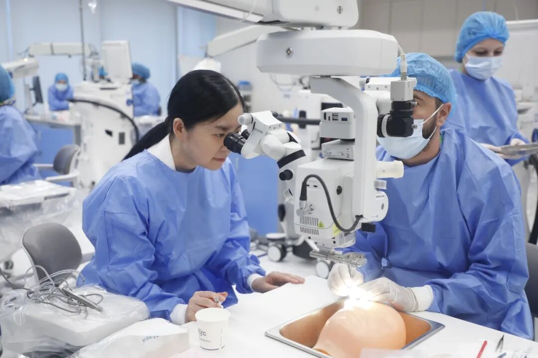 福州爱尔眼科院长高朋芬连续四年为白内障防治技术国际培训班授课 福州爱尔眼科院长高朋芬连续四年为白内障防治技术国际培训班授课