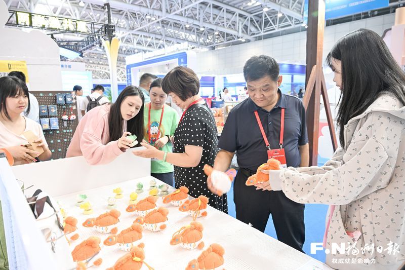 渔博会溢出效应持续显现 福州金鱼文创“游”进城市更多角落