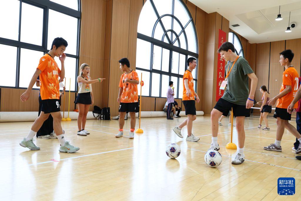 新华社关注！飞虎队友谊学校美国师生走进福州中学校园