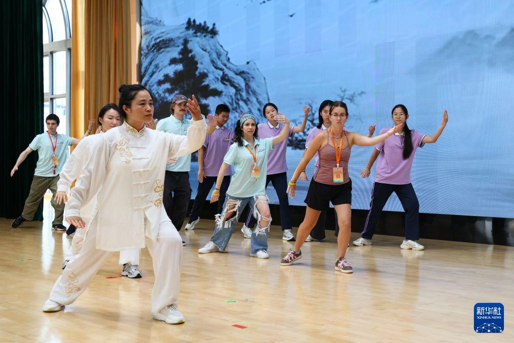 新华社关注！飞虎队友谊学校美国师生走进福州中学校园