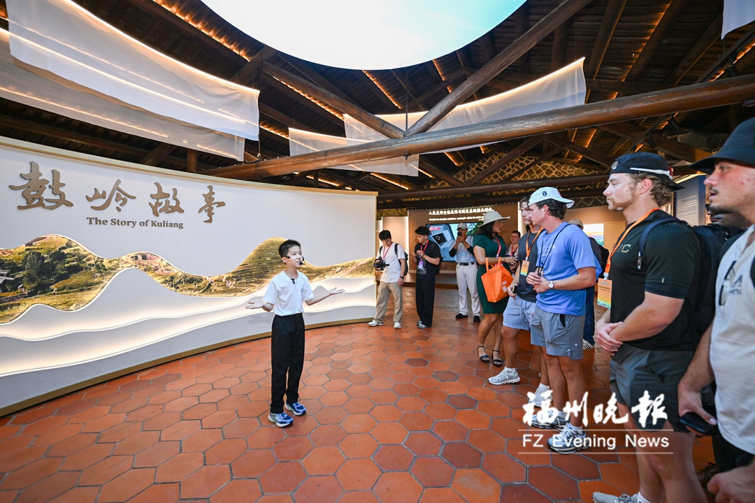 小福桥外语志愿服务队首次亮相：百年鼓岭情 代代少年传