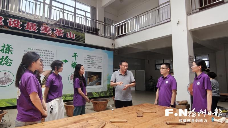 福建省优秀党务工作者陈锋：讲台在教室 ，也在茶乡