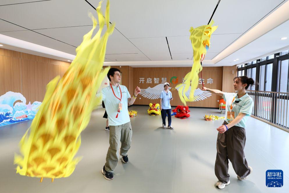 新华社关注！飞虎队友谊学校美国师生走进福州中学校园