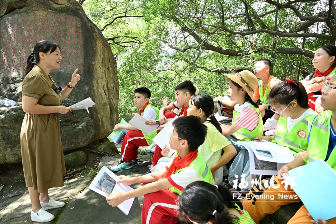 福州晚报写作训练营走进乌山 解读古人“朋友圈”寻访石刻品文脉