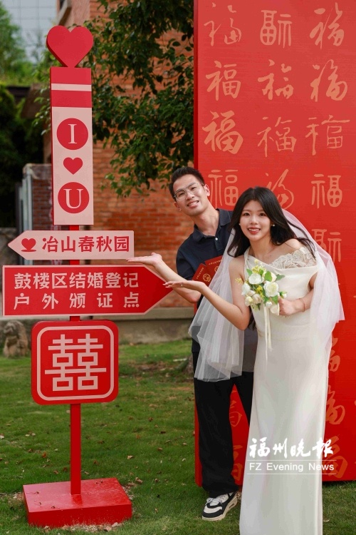 七夕迎来婚姻登记小高峰,多地推出集体颁证仪式 七夕迎来婚姻登记小高峰,多地推出集体颁证仪式