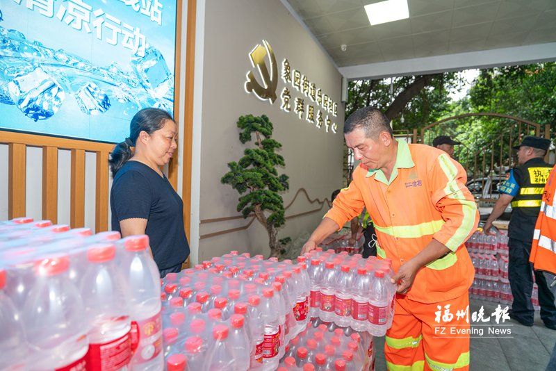 热心市民捐赠“爱心水” 致敬片区环卫清洁工 热心市民捐赠“爱心水” 致敬片区环卫清洁工
