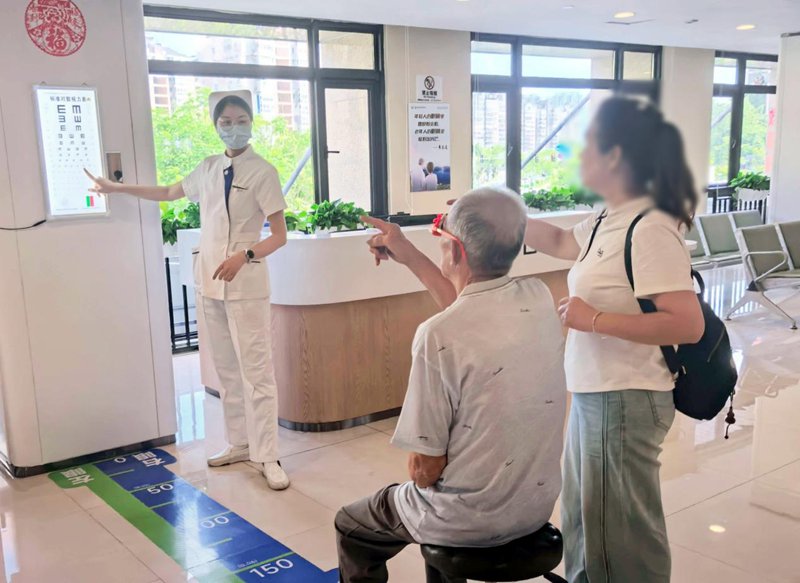 致敬医者丨“我指他的眼睛，再指向灯！”手术台上无声默契，聋哑老伯重获光明
