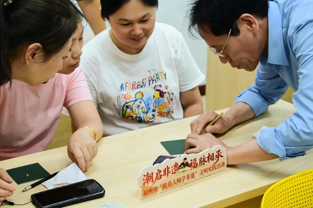文明实践在晋安｜巧木藏乾坤，古韵润文明！这场非遗软木画体验活动尽显闽都风华