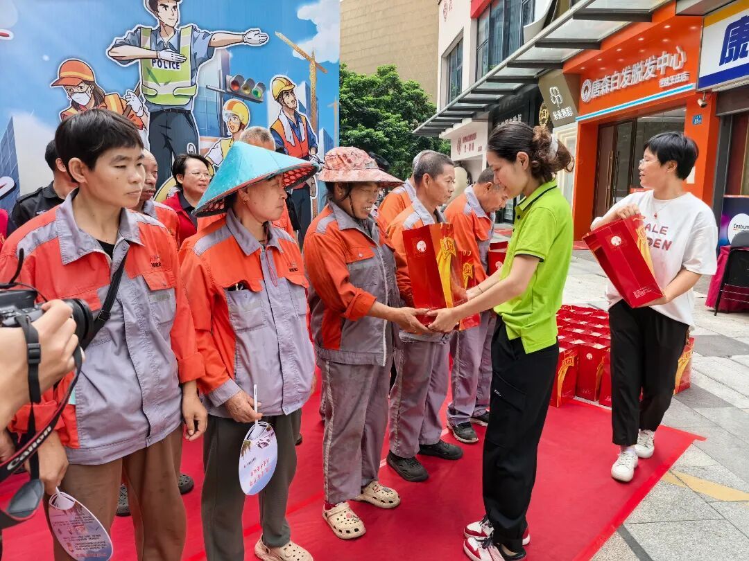 文明实践在晋安｜高温送清凉，关爱烈日下最可爱的人