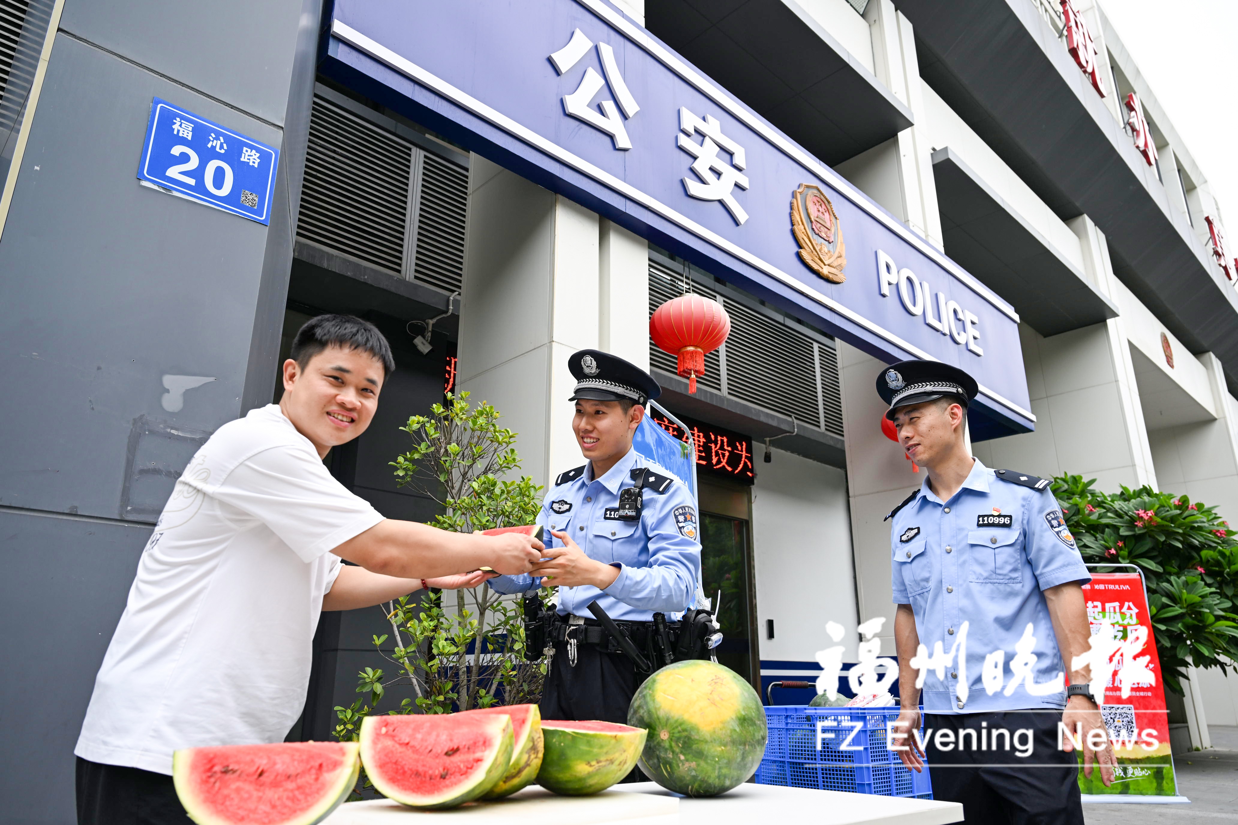 爱心茶摊慰问基层民警 “送清凉小分队”又送出1吨西瓜