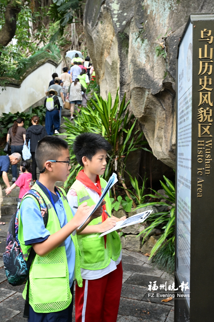福州晚报写作训练营走进乌山 解读古人“朋友圈”寻访石刻品文脉
