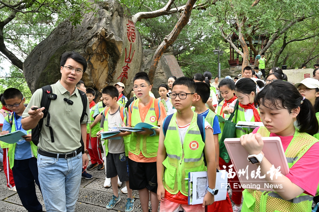 福州晚报写作训练营走进乌山 解读古人“朋友圈”寻访石刻品文脉