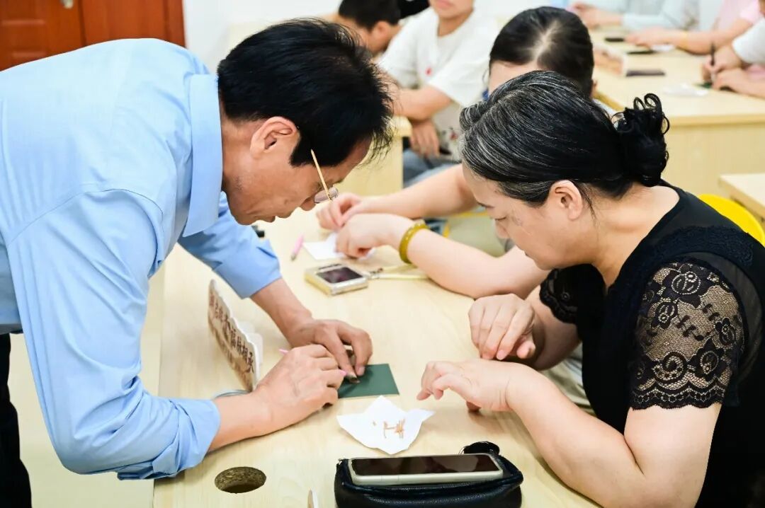 文明实践在晋安｜巧木藏乾坤，古韵润文明！这场非遗软木画体验活动尽显闽都风华