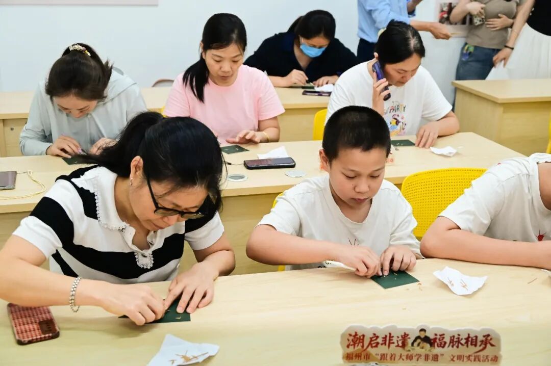 文明实践在晋安｜巧木藏乾坤，古韵润文明！这场非遗软木画体验活动尽显闽都风华