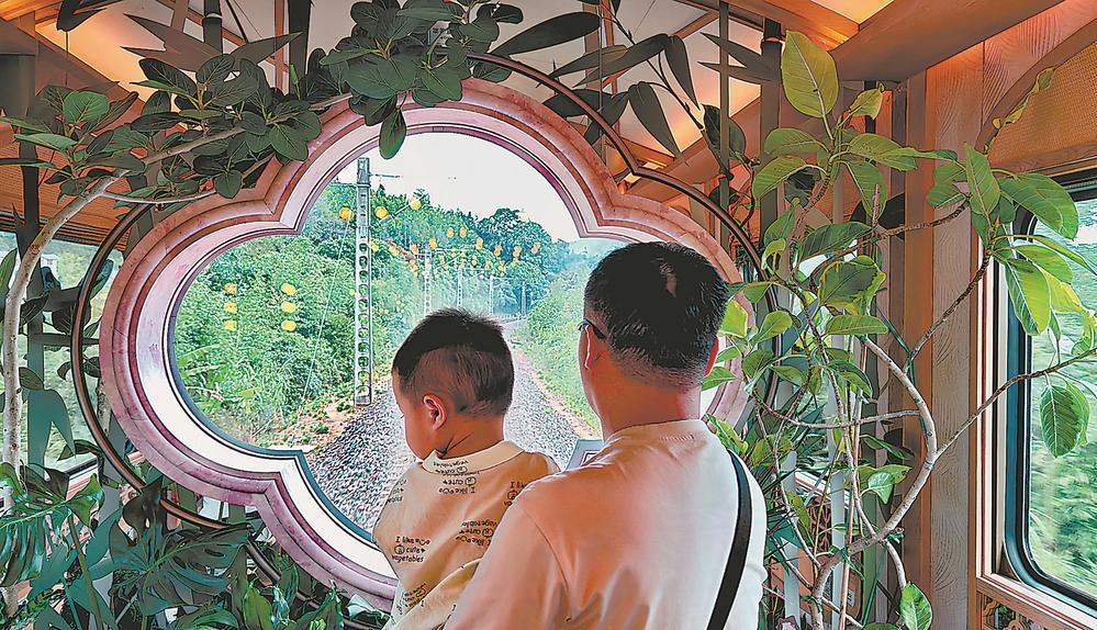 花窗外，铁轨山河缓缓来