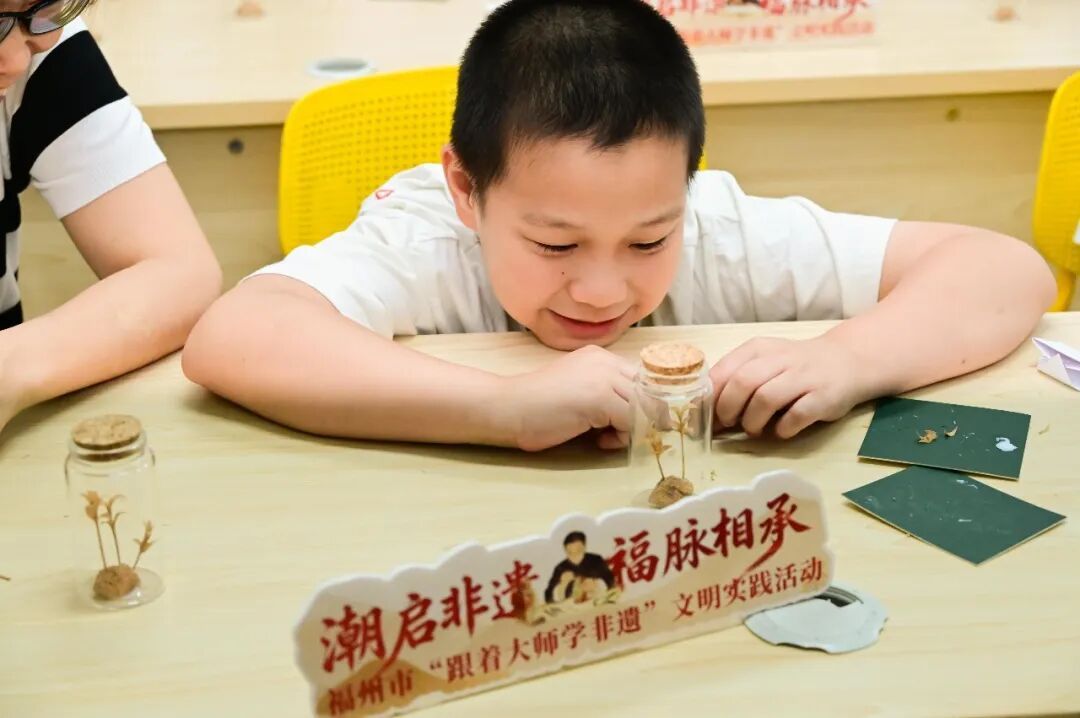 文明实践在晋安｜巧木藏乾坤，古韵润文明！这场非遗软木画体验活动尽显闽都风华