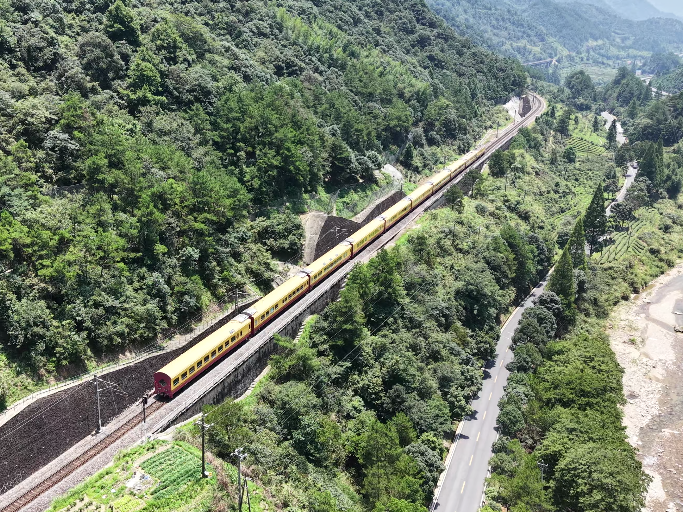 新华网关注“武夷山国家公园”主题观光列车：能露营的火车上线了