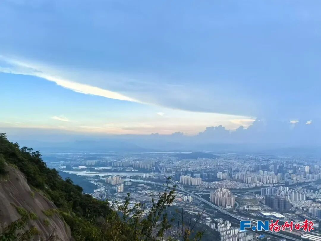 太魔幻了！冰雹、晚霞、暴雨“结界”……这都是今天下午的福州！