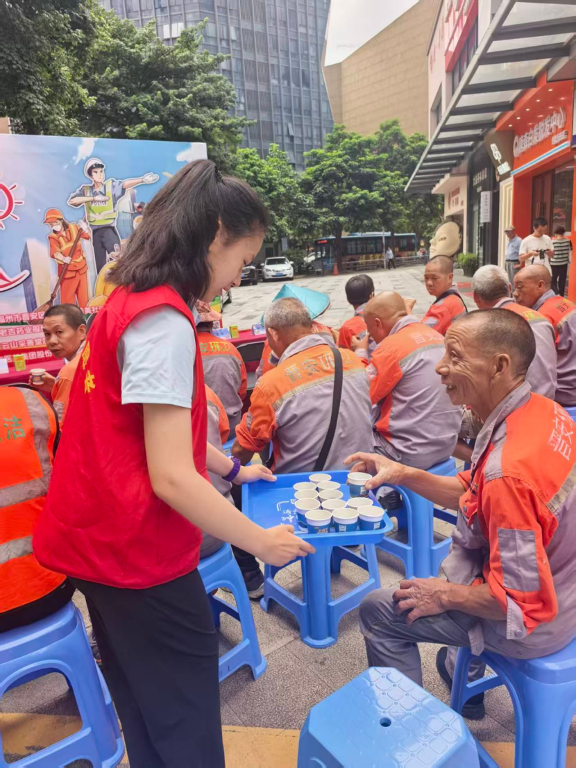 文明实践在晋安｜高温送清凉，关爱烈日下最可爱的人