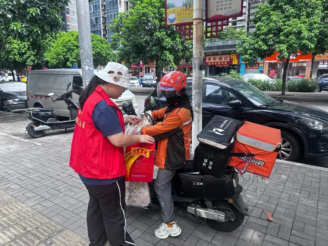 文明实践在晋安｜高温送清凉，关爱烈日下最可爱的人