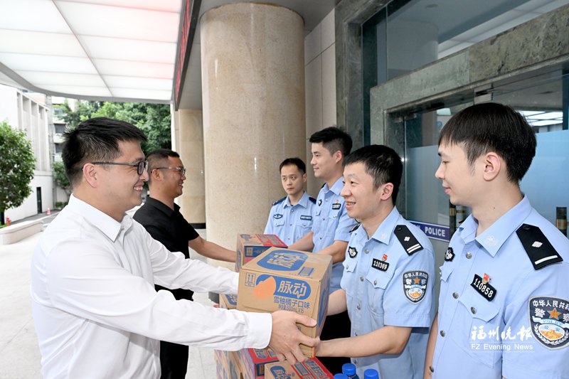 送清凉小分队走进鼓楼公安分局 2500瓶爱心饮品慰问一线民警