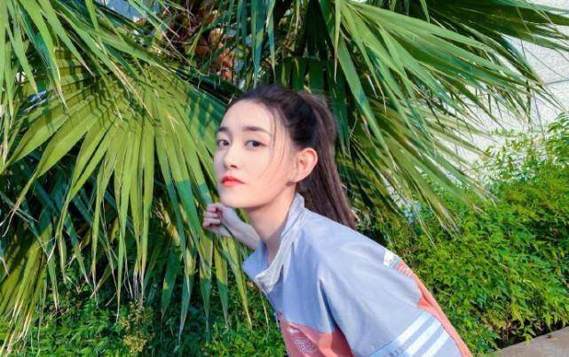 蒋依依户外照