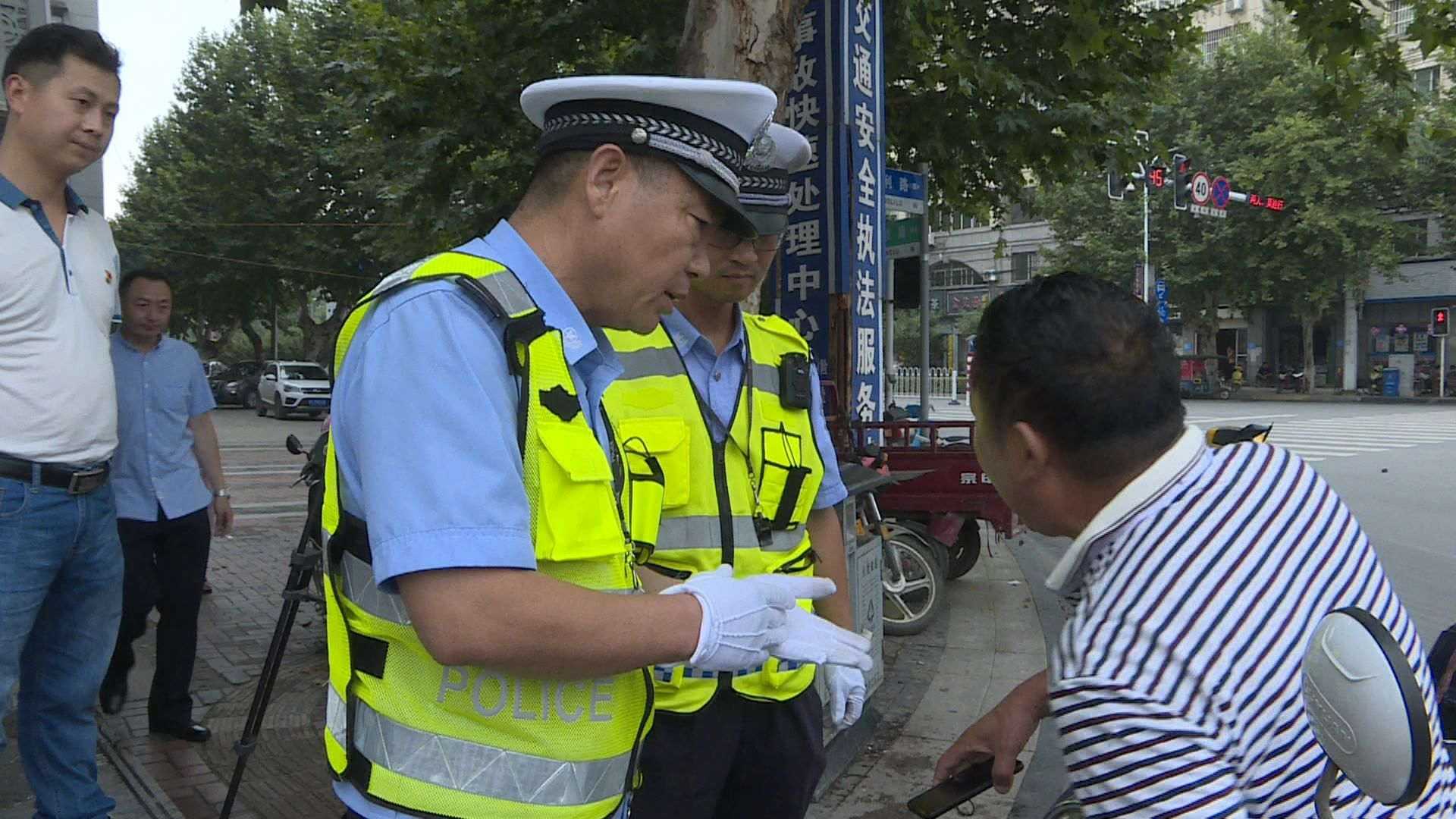 交警闯路口红灯指挥怎么处罚_交警闯路口红灯指挥图片_路口与交警指挥闯红灯