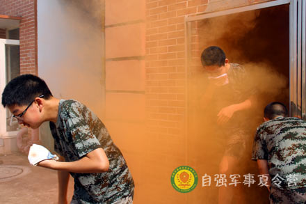 女孩突发哮喘全车人暖心救助_哮喘发作小视频_女孩突发哮喘视频