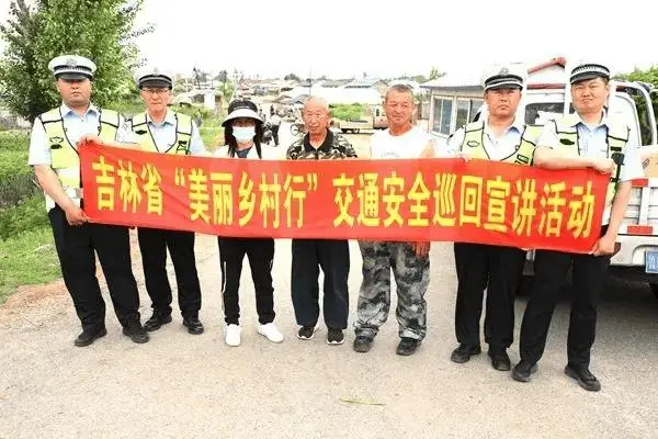 路口女交警_交警女生_女交警街头喊话